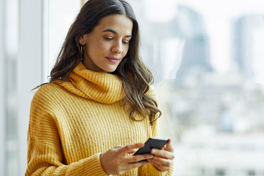 Frau prüft Benachrichtigung des Fastjekt®-Erinnerungsservices